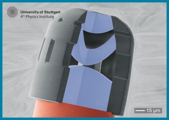 Fehlfarbenaufnahme einer Miniatur-Dreifachlinse, die auf eine optische Faser aufgesetzt wurde. (Universität Stuttgart)