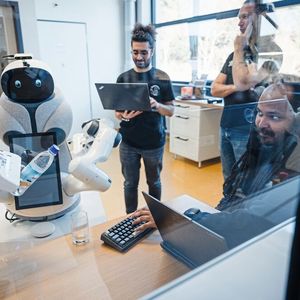 Forschende der Technischen Universität München (TUM) testen den Assistenzroboter im Labor.(Bild:  Max Merget)