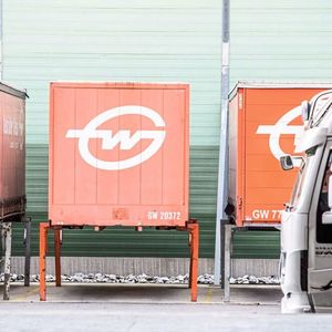 Rund 700 Lkw docken täglich an den Toren des Logistikzentrums des internationalen Transportunternehmens Gebrüder Weiss im österreichischen Maria Lanzendorf bei Wien an.