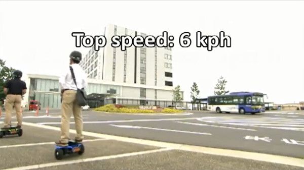 Das Elektro-Zweirad Winglet von Toyota im Feldversuch: seine Spitzengeschwindigkleit beträgt 6 km/h (Toyota)