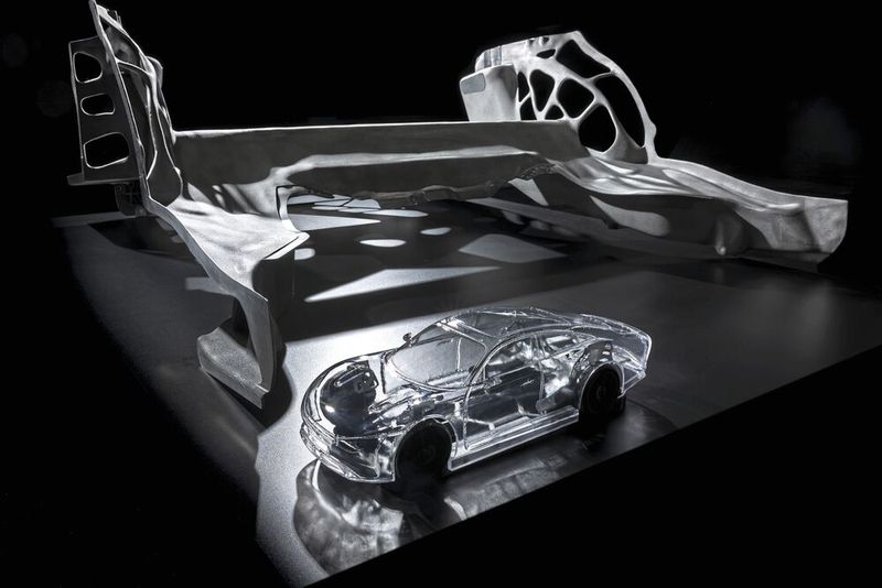 Das im Aluminium-Gussverfahren hergestellte, „BIONEQXX“-Element ist das derzeit größte Leichtmetall-Strukturbauteil bei Mercedes-Benz und bildet die Hauptkomponente im Heck des EQXX – den Heckboden. Das im Aluminium-Gussverfahren hergestellte, „BIONEQXX“-Element ist das derzeit größte Leichtmetall-Strukturbauteil bei Mercedes-Benz und bildet die Hauptkomponente im Heck des EQXX – den Heckboden.