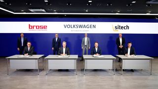 Brose und Sitech entwickeln künftig gemeinsam Innenraumkomponenten. Im Bild sitzend, von links: Ulrich Schrickel (Vorsitzender der Geschäftsführung der Brose-Gruppe), Michael Stoschek (Vorsitzender der Gesellschafterversammlung der Brose-Gruppe), Herbert Diess (Vorstandsvorsitzender der Volkswagen AG) und Thomas Schmall (Mitglied des Vorstands der Volkswagen AG, Technik, CEO der Volkswagen Group Components). Stehend, von links: Tomasz Lewandowski (Vorstandsvorsitzender Sitech Sp. z o.o.), Thomas Spangler (Geschäftsführer Produktion der Brose-Gruppe), Ingo Fleischer (Sprecher der Geschäftsführung der Sitech Sitztechnik GmbH) und Andreas Jagl (Geschäftsführer Interieur der Brose-Gruppe). (Brose)