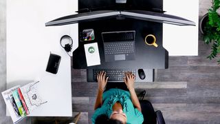 Gesundes und effizientes Arbeiten: Die Nutzung von bewegungsfördernden Möbeln wie Steh-Sitz-Arbeitsplätzen erhöhen die Produktivität um rund 45 %. (Bild: Ergotron)