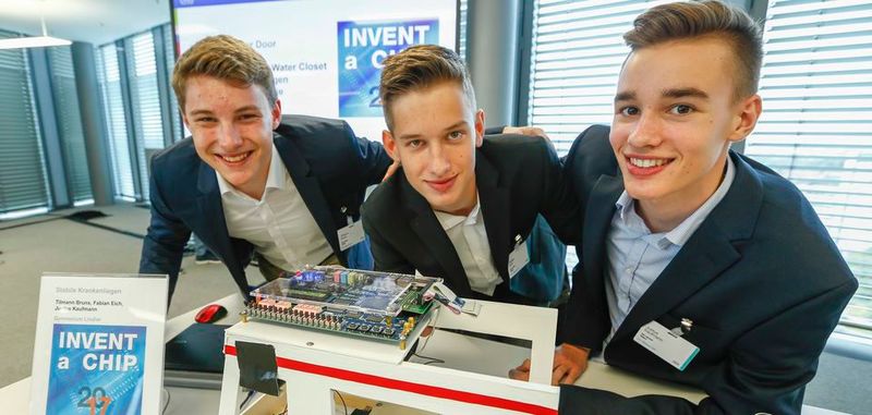Justus Kaufmann, Fabian Eich und Tilman Bruns vom Gymnasium Lindlar mit ihrem Krankenwagenmodell, dessen bewegliche Liege das Verrutschen des Patienten während der Fahrt verhindern soll. Für diese Erfindung erhielten die Schüler Platz 2 bei Invent a Chip 2017.(Bild:  Michaela Handrek-Rehle/VDE)