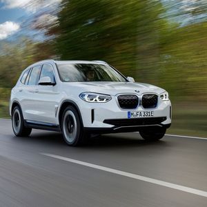 Der iX3 ist das jüngste und in vielen Punkten gereifte Elektroauto aus dem Hause BMW.(Bild:  BMW)
