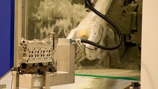 Durch Energieeffizienzmaßnahmen konnte der Strom- und Wasserverbrauch einer seit mehreren Jahren betriebenen Roboterzelle Eco-C-Flex Classic um rund 30 % verringert werden.  (Ecoclean)