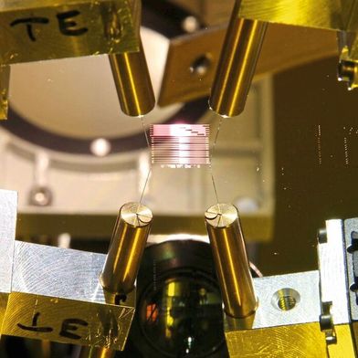 Quantencomputer auf Basis von Ionenfallen: Beispiel für einen integrierten photonischen Chip im Labor-Messaufbau mit Faserkopplung. (Bild: © AWO GmbH )