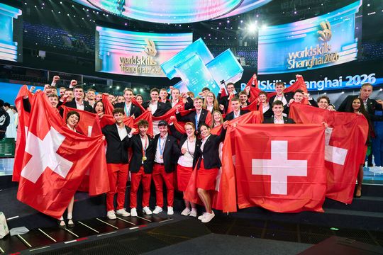 Das SwissSkills National Team gewinnt 12 Medaillen, davon vier goldene, zwei silberne und sechs bronzene. Die Schweiz belegt damit Rang 3 in der Nationenwertung und ist gleichzeitig die erfolgreichste europäische Nation. Weitere 23 Nachwuchsprofis glänzen mit einer «Medal of Excellence». Hinter diesem starken Resultat stehen 42 junge Berufstalente, die in 38 Skills gezeigt haben, was sie in ihren Berufen können.(Bild:  SwissSkills/Michael Zanghellini)