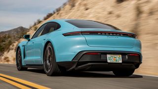 Bei den Vordersitzeinheiten des Taycans gibt es offenbar einen Konstruktionsfehler. (Bild: Porsche)