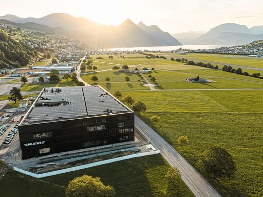 Mit dem neuen Gebäude «Schwarzhorn» nimmt Pilatus im Kanton Nidwalden ein hochmodernes Composite-Kompetenzzentrum offiziell in Betrieb.(Bild:  Pilatus Flugzeugwerke AG)