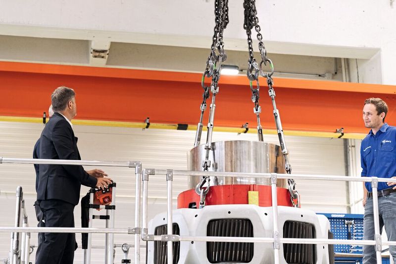 …bevor er selbst per Kran den zentralen Planetträger eines echten Getriebes einsetzt. (Bild: Flender GmbH)