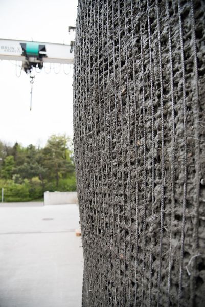 Nahaufnahme des Prototyps einer „Mesh Mould“-Wand. Das engmaschige von Robotern gebaute Stahldrahtgitter wird manuell mit Beton gefüllt.  (Bild: NCCR Digital Fabrication, 2017)