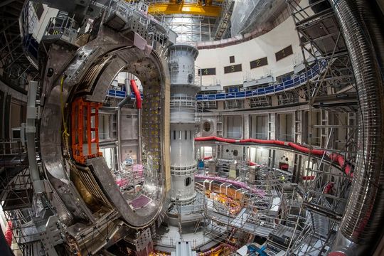 Der Magnet des torusförmigen Tokamak-Reaktors wird bis zu 500 Sekunden lange Magnetpulse erzeugen und das eingeschlossene Plasma auf eine Temperatur von 150 Millionen Grad erhitzen.(Bild:  Iter)