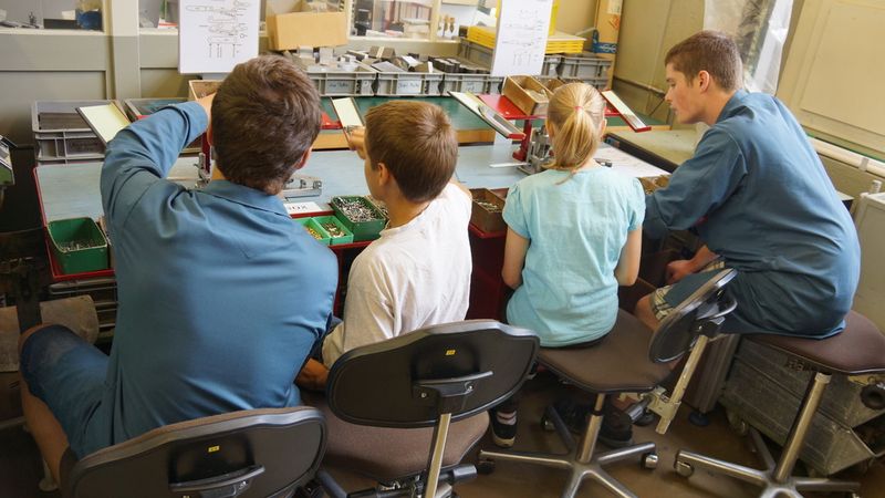 Die Ferienpass-Kinder beim Besuch der Victorinox AG. (Bild: Swissmechanic)