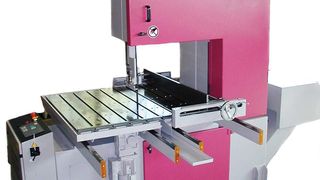 Mit einer Schnitthöhe von 600 mm, einer Tischbreite von 1500 mm und einer Schnittlänge von 1260 mm bietet die Plattenbandsäge einen großen Einsatzbereich. (Archiv: Vogel Business Media)