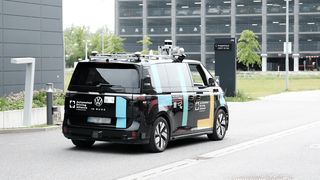 Bosch und Conti testen automatisierte Fahrfunktionen unter anderem im ID Buzz. (Bild: Cariad)