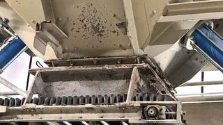 Hier wurde der weltweit größte pneumatische Klopfer K160 zweimal unterhalb eines Sand-Split-Bunker am Auslauftrichter montiert. Dieser ist vier mal vier Meter groß, die Wandstärke beträgt 20 Millimeter und der Auslass 500 mal 500 Millimeter. (Bild: Singold Gerätetechnik)