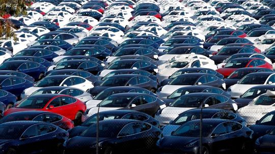 Da stehen sie in Reih`und Glied, weil man ihren Kauf vermied! Tesla-Elektrofahrzeuge verlieren zusehends die Gunst deutscher Käufer, wie eine Umfrage ergeben hat. Für Elon Musk wurde sein politischer Ausflug im letzten Jahr wohl zum Bumerang ...(Bild:  Tesla)