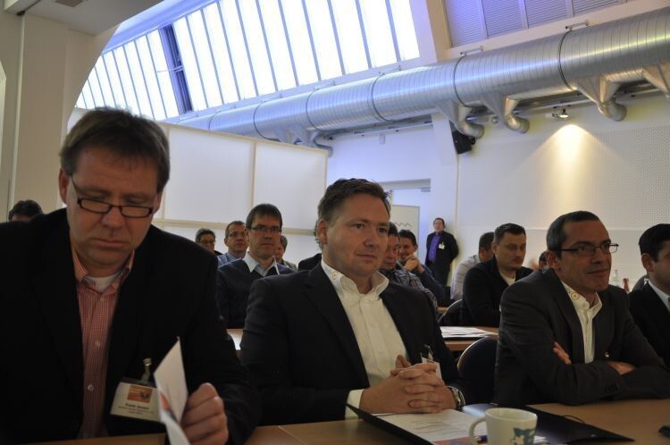 Frank Jansen (l.) verschafft sich noch schnell einen Überblick über das Programm. (Foto: Richter)