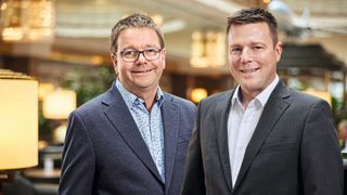 Die Händlerverbände von Scania und von VW und Audi arbeiten jetzt eng zusammen. Im Bild: Andreas Knirsch, Vor­sitzender (l.), und  Jan Bröhenhorst, Geschäftsführer des Scania-Händler­verbands. (Bild: Berlin & Cramer)
