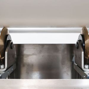 Näherer Blick auf die Rundmesser des Streifenschneiders für Neo-Premium- oder Neo-Plus-Walzwerke von Deguma. Sie können aus robustem Kunststoff geliefert werden, aber auch aus Messing, wie hier.(Bild:  Deguma / Th. Höhl)