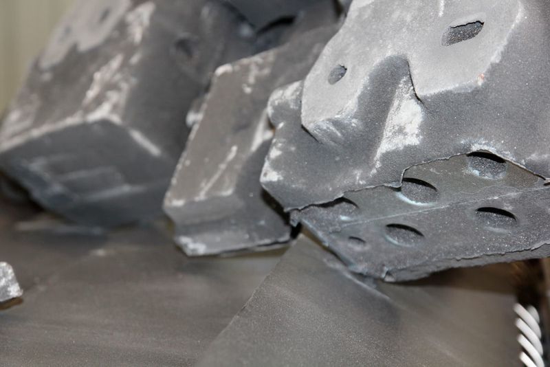 Durch die schräggestellten Platten ist die Auflagefläche der Werkstücke, die nicht gestrahlt werden kann, sehr klein. (Itasse)