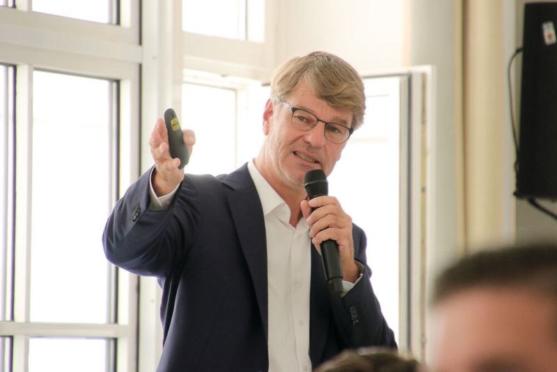 … und skizzierte Lösungen, mit denen sich die Konstruktionsprobleme der Währungsunion lösen könnten.   (Bild: Vogel IT-Akademie)