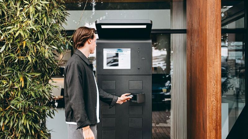 Keine Warteschlange: Tjekvik hat den Ersatzwagenprozess als Teil der Terminbuchung automatisiert. Der Leihwagen-Schlüssel kommt aus dem Automaten. (Symbolfoto)(Bild:  Tjekvik)