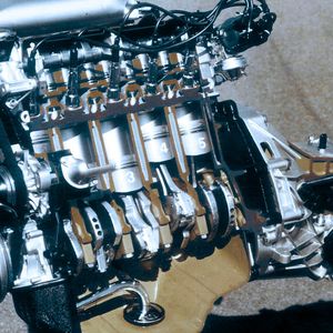 1976: Weltpremiere des ersten Fünfzylinder-Benzinmotors von Audi. Dieser basiert auf dem damals noch jungen Motorkonzept EA 827. Der Vierzylinder-Reihenmotor war in den 70er-Jahren im gesamten Volkswagen-Konzern im Einsatz, zum Beispiel im Audi 80 und Audi 100. Der davon abgeleitete Fünfzylinder mit 2.144 cm³ Hubraum leistete 100 kW (136 PS). Eine moderne Einspritzanlage steigerte die Effizienz und die Kraftentfaltung. Die Auslieferungen des Audi 100 5E folgten im März 1977.(Bild:  AUDI AG)