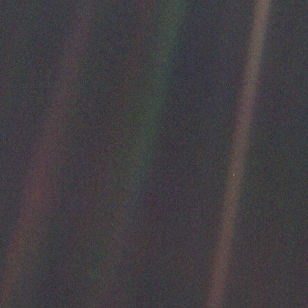 Kleiner blauer Punkt: Diese Aufnahme von Voyager 1 zeigt die Erde als winzigen blauen Pixel etwa in der Mitte des braunen Bandes rechts im Bild. Bei dieser Aufnahme war Voyager 1 bereits 6 Milliarden Kilometer von der Erde entfernt, weit jenseits der Umlaufbahn des Kleinplaneten Pluto. (NASA)