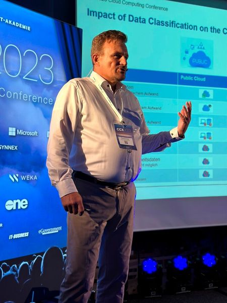 Chancen, Security, Betrieb: Thomas Auer, Director IT Backend & Cloud Service bei Knorr-Bremse, teilte interessante Einblicke der Cloud-Journey des Unternehmens. (Bild: Vogel IT-Akademie)