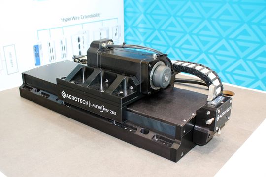 Die Laserturn 280 ist Aerotechs neue Bewegungsplattform für die zylindrische Laserbearbeitung. Basierend auf dem PRO280LM-Lineartischdesign und optional mit drei verschiedenen Drehstufenantrieben erhältlich, deckt das System Rohrdurchmesser von 0,3 bis 30 mm ab. Im Bild ein Prototyp, wie er bspw. auf der Medtec Live in Stuttgart gezeigt wurde.(Bild:  Aerotech)