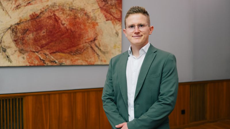 Dr. Louis Becker hat für seine Dissertation zum Thema Stahl für die Additive Fertigung nutzen den Gebrüder-Eickhoff-Preis erhalten.(Bild:  Ruhr-Universität Bochum)