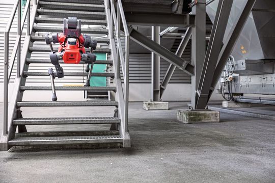 Vierbeinige Roboter sind für Bewegung im Gelände entwickelt wurden: Selbst Treppenstufen meistert der Laufroboter selbstständig und ohne Probleme. (Bild:  ANYbotics)
