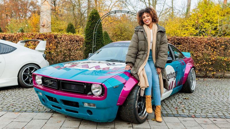 Breitbau at its best repräsentiert dieser Nissan S 14 Rocketbunny aus dem Jahre 1995. Das deutsche Tuningunternehmen Tofugarage hat das auffällige Auto mit einem Boss-Umbau, einem Ducktale-Spoiler und verbreiterten Kotflügeln ausgestattet.  (Bild: Messe Essen)