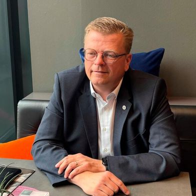 BVSK-Präsident Michael Wessels eröffnet das Kfz-Sachverständigenforum 2026 mit einem Grußwort.  (Bild: VCG - Otto)