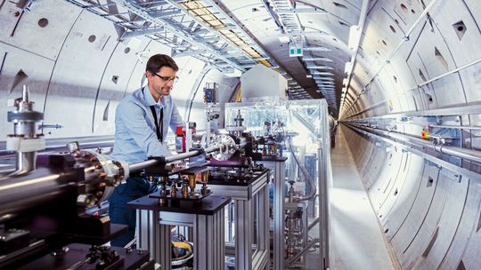 European-XFEL-Gruppenleiter Jan Grünert am Strahlführungsabschnitt der gasbasierten Photonendiagnostik der SASE2-Strahlführung im Tunnel XTD6. Für den Experimentaufbau setzt das XFEL auf die modulare Lösung Han-Modular. European-XFEL-Gruppenleiter Jan Grünert am Strahlführungsabschnitt der gasbasierten Photonendiagnostik der SASE2-Strahlführung im Tunnel XTD6. Für den Experimentaufbau setzt das XFEL auf die modulare Lösung Han-Modular.