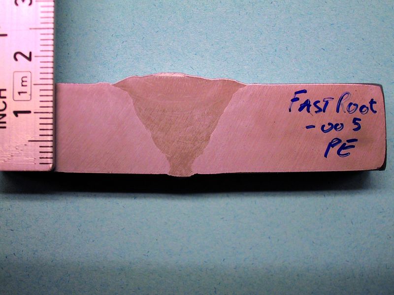 Bild 6: Beispiel für einen Stumpfstoß, V-Fuge 60°, mit in PE-Position (Überkopf) geschweißter Wurzellage und in PE-Position geschweißter Fülllage (Luftspalt 3 bis 4 mm, Schweißstrom 110 A, Spannung 14 V, Geschwindigkeit 76 mm/min, kJ/mm und Wärmeeintrag 1 kJ/mm). Bilder: Kemppi (Archiv: Vogel Business Media)