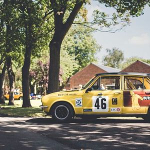 Oldtimer-Fans und „Car-Guys“ kommen in Bicester Heritage voll auf ihre Kosten. Ein ideales Ausflugsziel zum Beispiel im Rahmen einer Oldtimerausfahrt.(Bild:  Bicester Heritage)