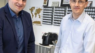 Mezger-Geschäftsführer Mirko Denzer (li.) und Andreas Verbitschi vom Bauunternehmen Glöckle planten die Werkstatt mit durchfahrbaren Boxenarbeitsplätzen.  (Bild: Rubbel/»kfz-betrieb«)