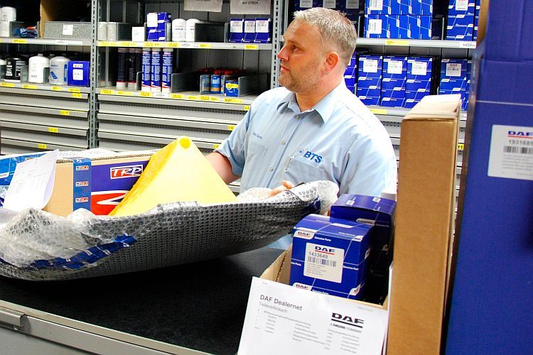 Im Lager werden die benötigten Teile zusammengestellt und ... (Foto: Rosenow)