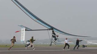 Der Moderator Jem Stainsfield hält sich mit seinem Fahrad-Flugzeug für Sekunden in der Luft. (Bild: BBC / Arthur Willmer)
