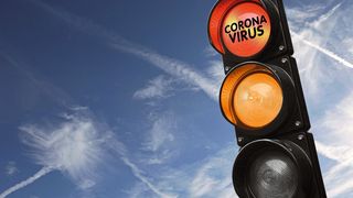 Coronaampel springt auf Rot: Auf Betriebe in Bayern kommen nun neue Verpflichtungen zu.  (©Of The Village - stock.adobe.com)