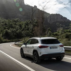 Über 14 Zentimeter Bodenfreiheit und ordentliche Böschungswinkel erlauben kleinere Ausflüge in die Botanik.(Bild:  Daimler)