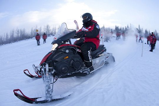 So geländegängig wie ein Yamaha-Schneemobile ist der Touareg allerdings trotz bester Fulda-Winterreifen nicht. In Nordkanada besitzt wahrscheinlich jeder Einwohner ein solches Gefährt – und auch die Teilnehmer der Fulda Challenge durften sich auf ihnen beweisen. (Archiv: Vogel Business Media)
