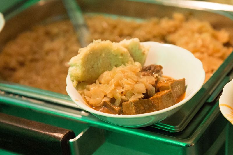 ... etwa mit Böhmischen Knödeln und Kraut. (Schwaba / Christoph Fink)