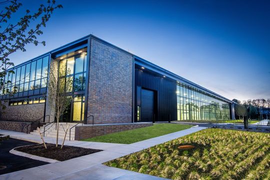 Hier blickt man auf die neue Smart Factory von Trumpf in den USA. Genauer gesagt im Bundestaat Connecticut in Farmington. Das vom Berliner Architekturbüro Barkow Leibinger entworfene Gebäude ist modern und nachhaltig, heißt es. Lesen Sie hier, was Trumpf damit will ...(Bild:  Trumpf)