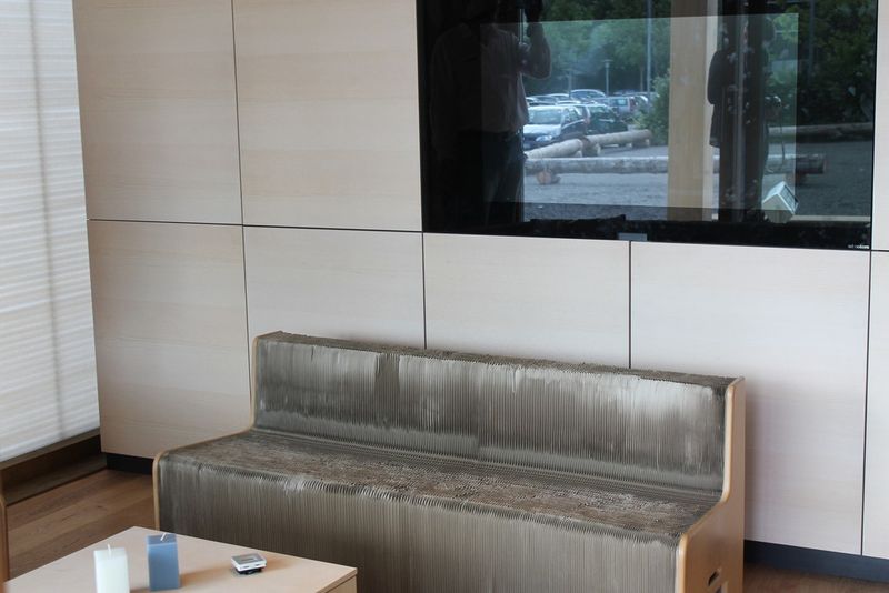 Sehr praktisch: Das Sofa im Ecolar-Haus ist aus Pappe, faltbar und kommt aus Thailand. (Kunze/elektrotechnik)