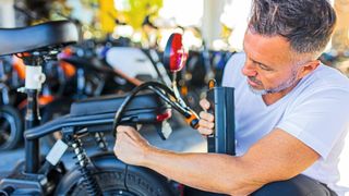 Batterien stecken in E-Rollern, E-Bikes etc. – verlässliche feuerbeständige Lager- und Ladeschränke kennzeichnet das neue Einheitsblatt VDMA 24994. (Bild: ESSA)