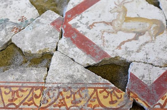 Das sind zusammengesetzte Teile eines Freskos aus der zerstörten römischen Stadt Pompeji. Das Bruchstück-Chaos zusammenzusetzen, kostet normalerweise Jahre. Forscher aus Bonn nutzen dafür jetzt aber künstliche Intelligenz und Robotik, um die Zeitfresserei zu eliminieren ...(Bild:  Uni Bonn)